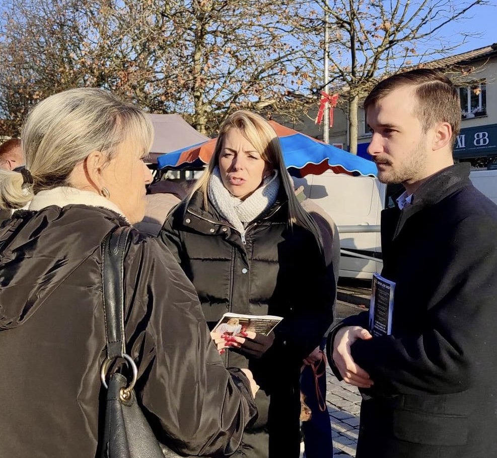 🚜💸Situation alarmante des agriculteurs, explosion de la fiscalité, budget macroniste voté à l’Assemblée grâce à la complicité des LR et du PS…

Sur le marché, les citoyens nous font part de leur légitime exaspération.

Bâtissons l’alternance avec <a href="/MLP_officiel/">Marine Le Pen</a> et <a href="/J_Bardella/">Jordan Bardella</a> !
