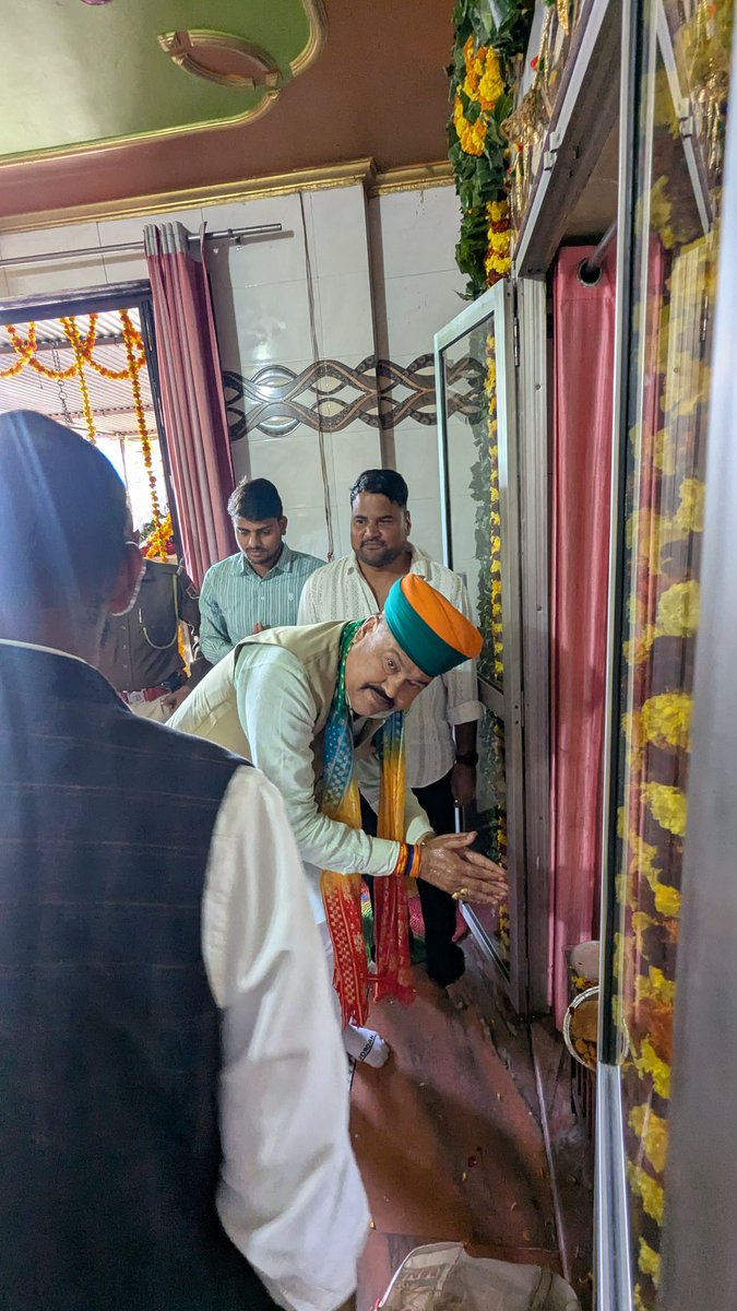 MPersident's tweet photo. आज चन्द्रदास कॉलोनी में कमल सैनी जी ( पूर्व छात्रसंघ अध्यक्ष) के आयोजित सवामणी समारोह में माननीय विधायक हंसराज जी पटेल के साथ शामिल हुआ। कार्यक्रम में उपस्थित समाज के सभी सदस्यों से आत्मीय मुलाकात की।
#kotputli #कोटपूतली
@MPersident
Hansraj Patel Kotputli 
टीम महेश सैनी https://t.co/HwgmddnD7r