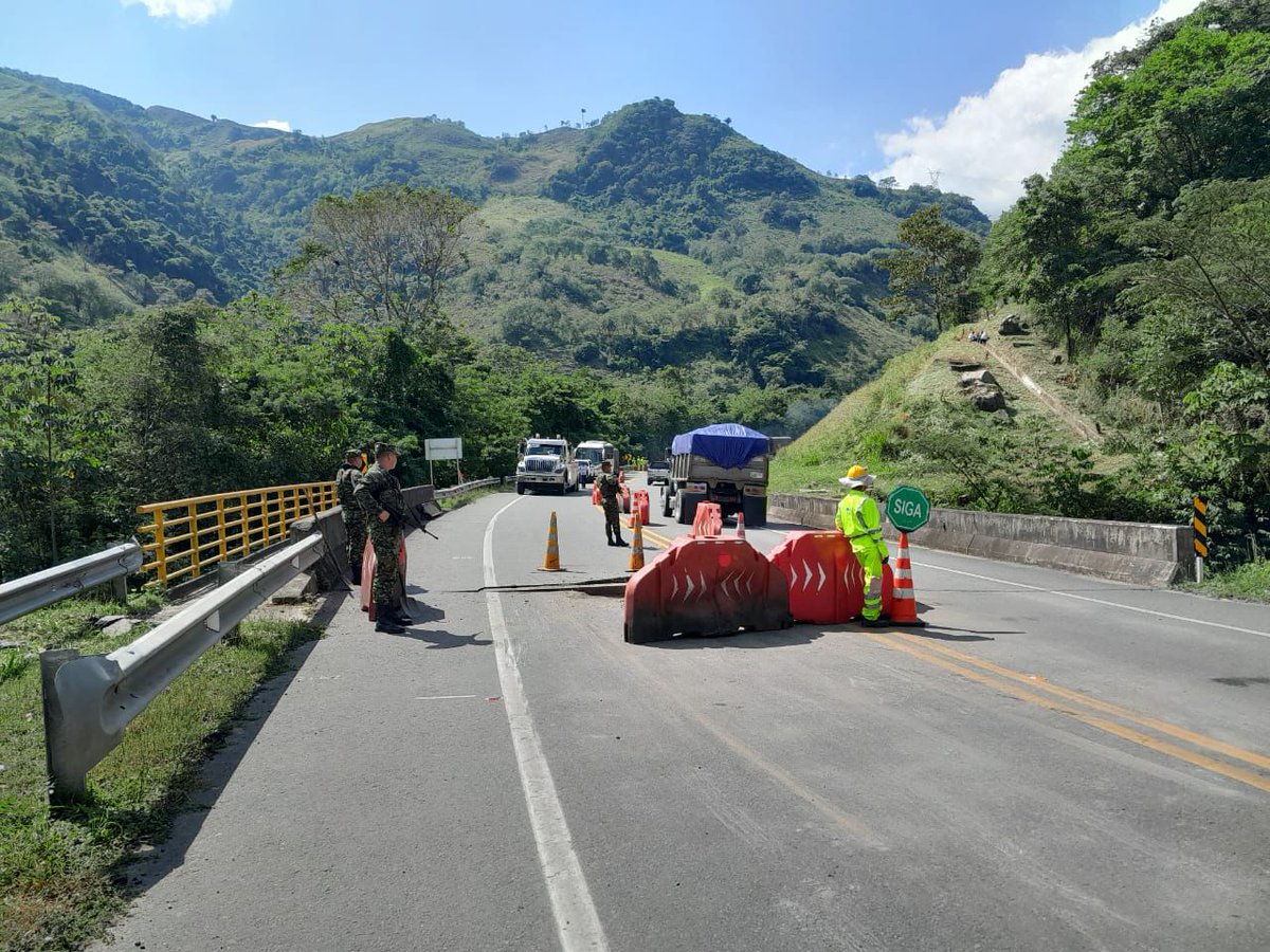 Ejercito_Div7's tweet image. #AEstaHora | Tropas del Batallón de Infantería N.º 11 Cacique Nutibara, de la #CuartaBrigada, hacen presencia en la vía que conecta los municipios de Supía y La Pintada, corredor estratégico entre el departamento de #Caldas y el suroeste antioqueño. 

En este sector, presuntos