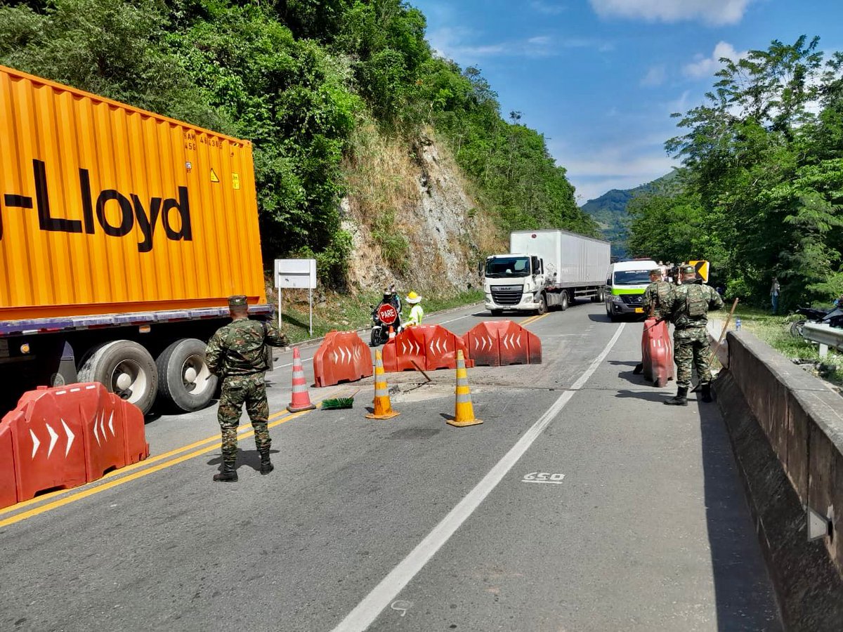 Ejercito_Div7's tweet image. #AEstaHora | Tropas del Batallón de Infantería N.º 11 Cacique Nutibara, de la #CuartaBrigada, hacen presencia en la vía que conecta los municipios de Supía y La Pintada, corredor estratégico entre el departamento de #Caldas y el suroeste antioqueño. 

En este sector, presuntos