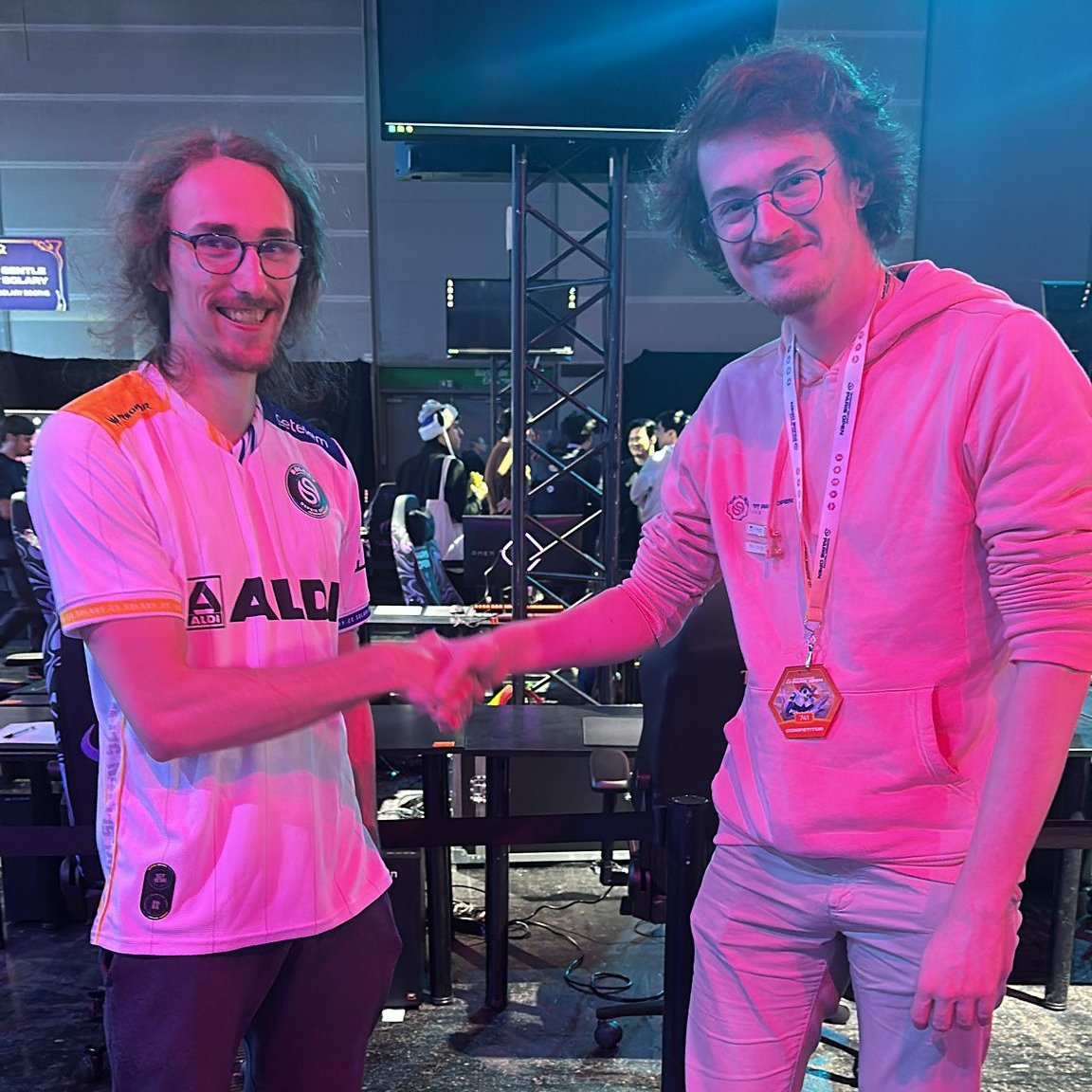 SOLARY ZORO ✍️

Sakor a encore frappé - <a href="/zoro5773_tft/">zoro5773</a> actuellement dans le Top 64, nous rejoint pour la suite du TFT Paris Open. #SLYWIN