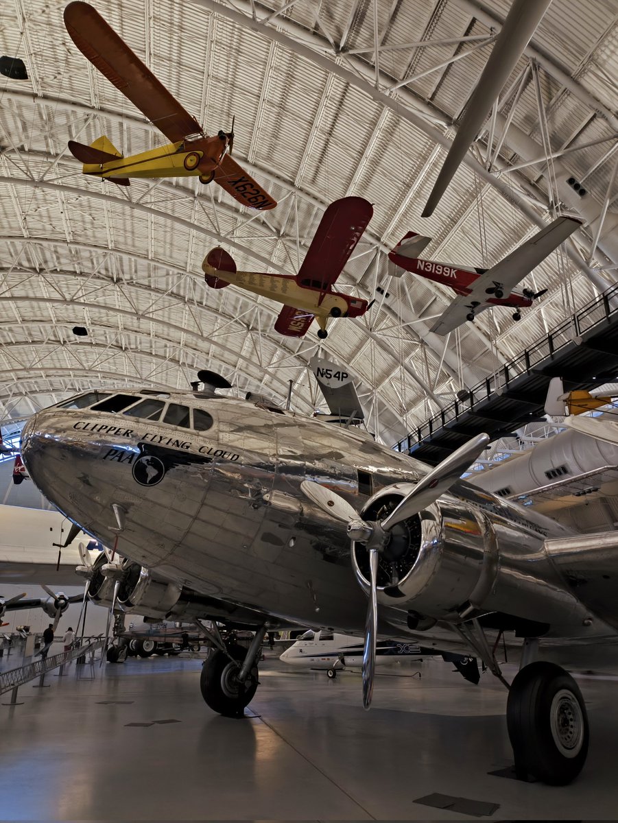 CapLaloVargas's tweet photo. Hoy vine al museo aeronáutico / espacial Steven F. Udvar-Hazy Center en Washington. Sin duda uno de los mejores del mundo, entrada gratuita, a un lado del aeropuerto Dulles, tienen el Enola Gay, el discovery, y muchísimos más, recomiendo https://t.co/D57q2xPBD5