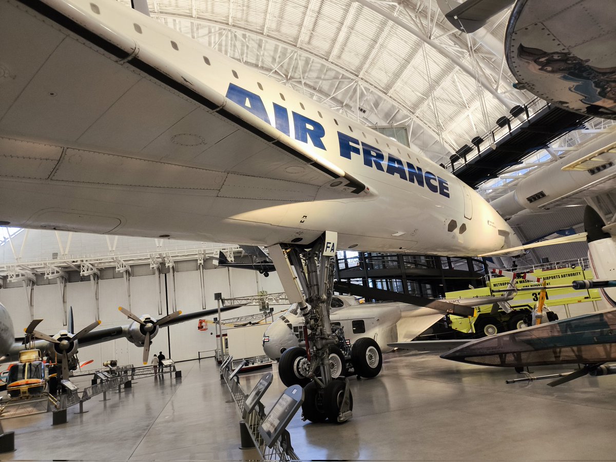 CapLaloVargas's tweet photo. Hoy vine al museo aeronáutico / espacial Steven F. Udvar-Hazy Center en Washington. Sin duda uno de los mejores del mundo, entrada gratuita, a un lado del aeropuerto Dulles, tienen el Enola Gay, el discovery, y muchísimos más, recomiendo https://t.co/D57q2xPBD5