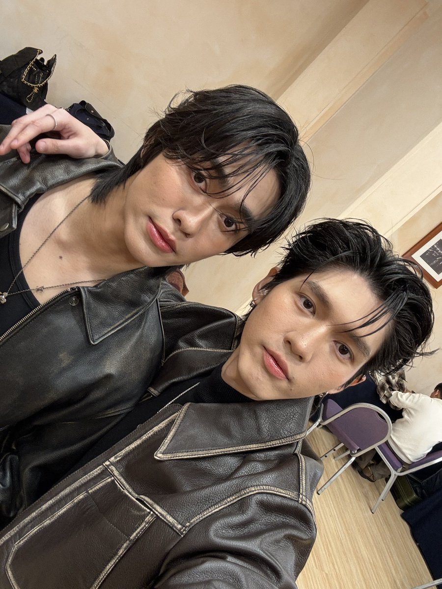 tnbau1's tweet photo. ขอบคุณแฟนๆทุกคนมากๆนะครับ วันนี้ดีใจแล้วก็สนุกมากๆๆๆเลย อยากไปหาทุกคนทุกที่เลย ขอขคุณทางทีมงานด้วยนะครับ ที่เชิญอู๋กับพี่บูมมา เป็นแฟนมีตปิดสิ้นปีที่ดีมากๆเลย ปีหน้าขอให้ได้ไปหาทุกคนบ่อยๆนะครับ ดีใจและมีความสุขทุกครั้งที่เจอ สิ้นปีนี้ขอให้ทุกคนมีความสุขมากๆนะ เอนจอยกับทุกเรื่องนะ รักทุกคนมากๆครับ ขอบคุณทีมหน้างานและหน้าจอด้วยนะ เลิฟยูววว💛

AOUBOOM 1ST TIME IN ROME

#AouBoom1stFMinRome