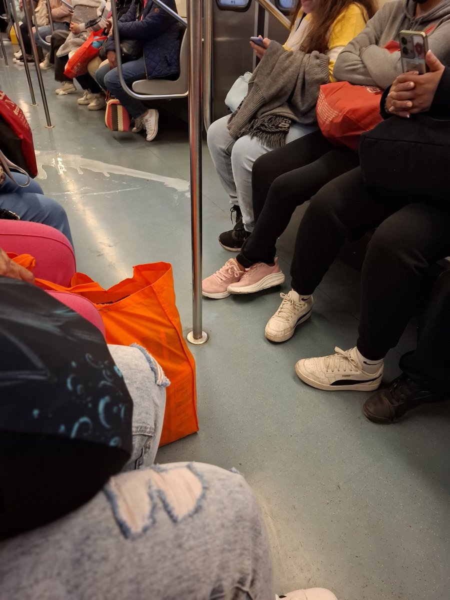 zetysb's tweet photo. @MetroCDMX buen día, vagón sucio linea 2 Dirección Taxqueña R3872 líquido derramado https://t.co/AZ613dAshr