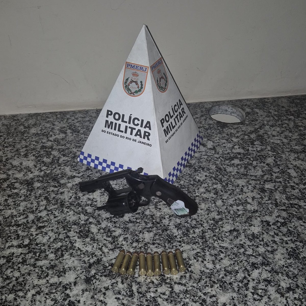 PMERJ's tweet photo. Ação integrada em Cabo Frio!
Policiais do #25BPM, com apoio do #PROEIS e da Prefeitura, apreenderam um adolescente na Rua Porto Alegre, Jardim Excelsior, nesta madrugada (13). Com ele, foram encontrados um revólver e munições. Ocorrência encaminhada à 126ª DP.
#ServireProteger https://t.co/X7c4SDV2u8