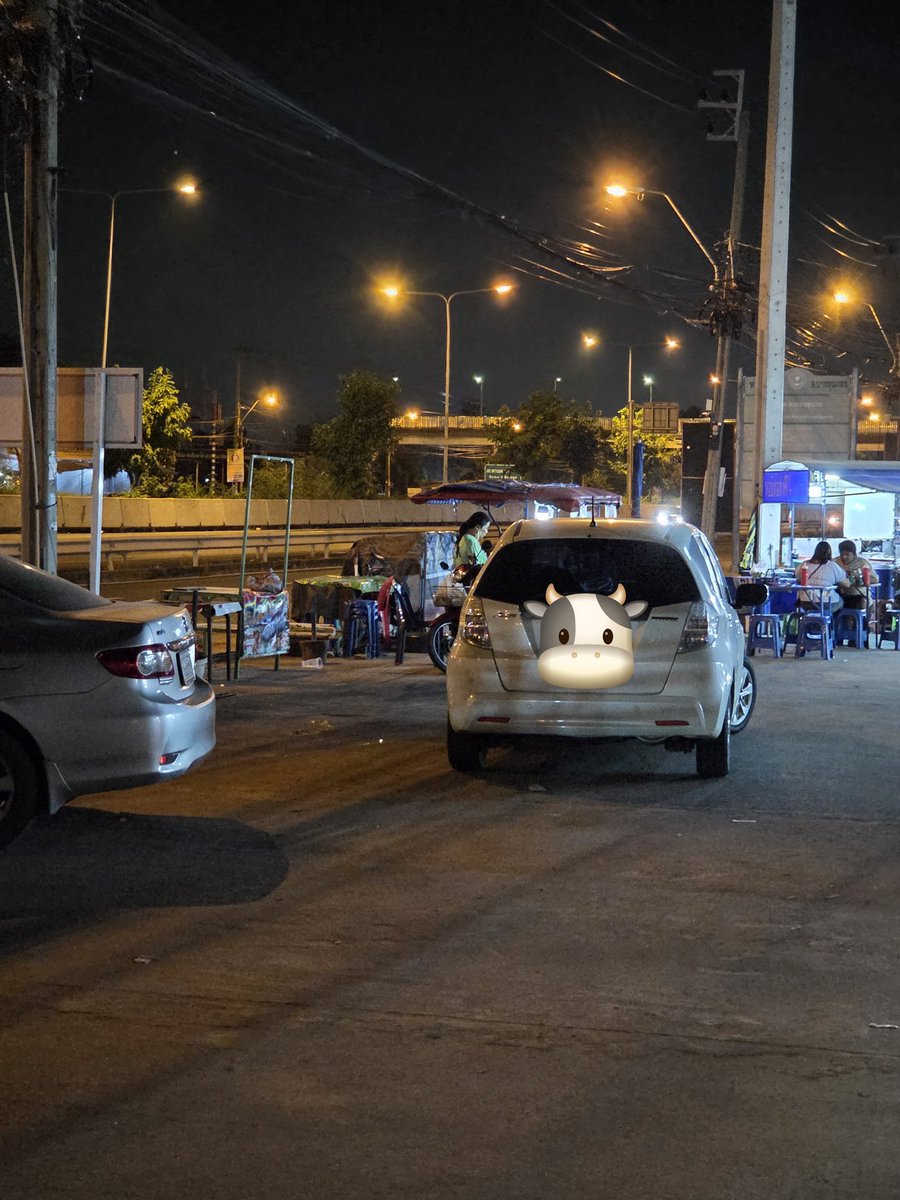 ช่องจอดรถว่าง 3 ช่อง แต่เอารถตัวเองจอดปิดขวางหมด แล้วเข้าไปซื้อของในเซเว่น แก่จน ผมร่วงหมดหัว ยังสันดานแบบนี้อีก