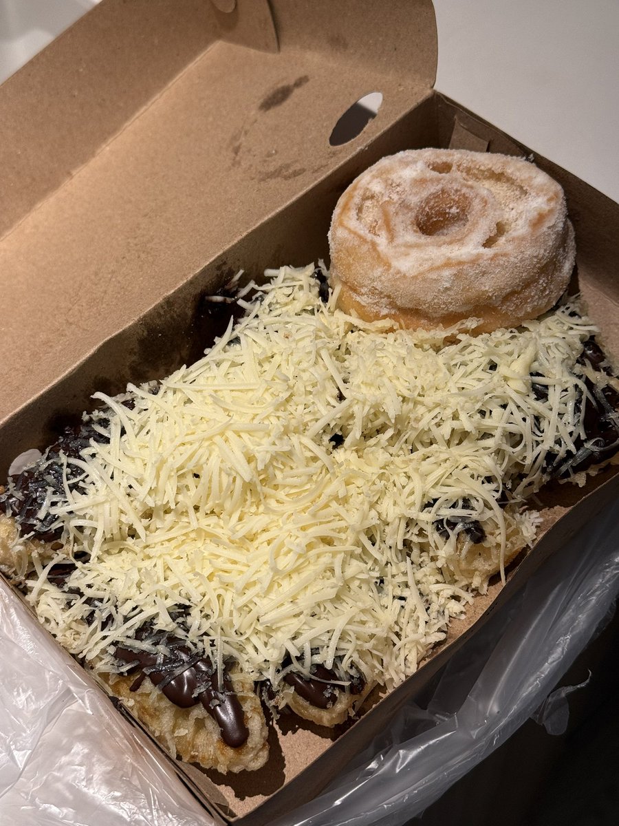 ZetFANY's tweet image. โฟร์อีฟ โฟอีฟ 4eve โฟอีวีอี มายด์ โจริญ ตาออม แฮนน่า ฝ้าย พั้นช์ อ๊ะอาย มาถึงจาการ์ตาสั่งสิ่งนี้ในแกร้บกินด่วน โคดอร่อยจะบ้า แสงออกปากอะ กล้วยทอด (pisang goreng) ราดช็อกโกแลตกับชีสขูด ตอนแรกคิดว่าเลี่ยนแน่ สรุปมาจริงอร่อยกลมกล่อม หวานกำลังดี เค็มชีสนัวๆ ทั้งหมดนี้ราคา 60 บาท