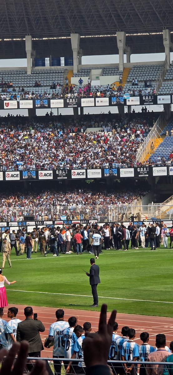 🚨😳 One of the organizers involved in the Leo Messi event in Kolkata, India has revealed that Messi himself tried to head towards the stands at some point and engage the fans.

However, a politician pulled him towards his family to take pictures.

As a result, Messi's team