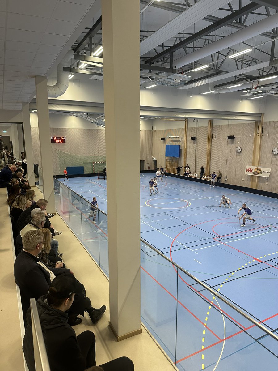 RobertLatth's tweet image. Kan inte alla som bygger sporthallar bara komma överens om att slopa balkongläktare. Värdelöst för publik. Dålig sikt generellt och dem där pelarna…. Bygg intill planen så alla kan se vad som händer på planen.