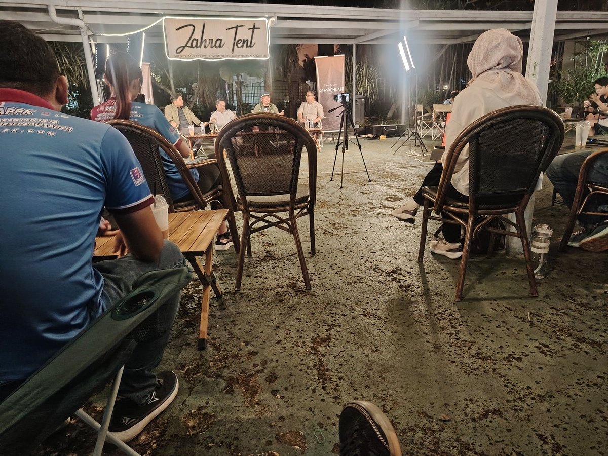 Akhdamn's tweet photo. Lokal vs lokal akan semakin memuncak - Dr Ekoa https://t.co/LXE1Jd8m0y