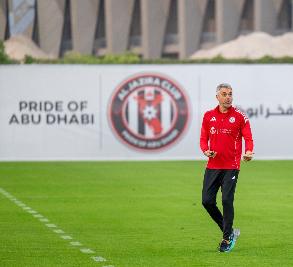 بوسيتش اليوم يلعب بضغط متوسط .. واتفق معاه في هذه المسألة لان صعب جدا تلعب ضد الوحدة الي يملك تاديتش بضغط عالي .
ولكن المشكلة الي واجهها بانه مايملك لاعبين مؤثرين يصنعون الفارق .

في الضغط العالي الي كان يمارسه بالمجموعة راح تفرق معاك من ناحية استخلاص الكرة في مناطق متقدمه عند