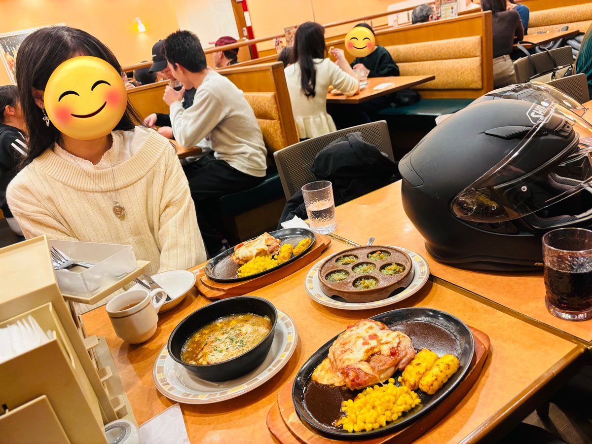 silversabeledge's tweet photo. イルミネーション見に行ってきました🏍️
冷えたので帰りはサイゼリヤで食事して暖まってから帰宅☺️ https://t.co/e4uSvxyOu5