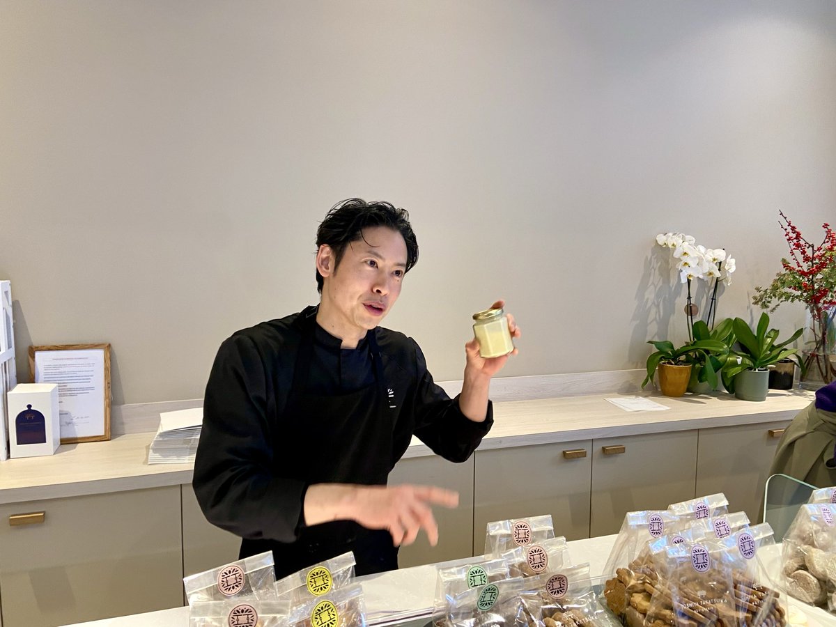 La #buche de Noël 2025 poire framboise chez le pâtissier japonais Toshiya #Takadsuka à #paris via-sapiens.com/recoin/1090-La…