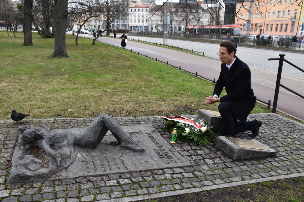 🕯Antoni „Tolek” Browarczyk, jedna z pierwszych i najmłodszych ofiar stanu wojennego. Zginął od kuli niedaleko miejsca położenia pomnika. Miał 20 lat. Chciał żyć w wolnej Polsce. 🇵🇱 Jego komunistyczni oprawcy nigdy nie zostali odnalezieni i skazani. 😡

✌️Cześć jego pamięci.