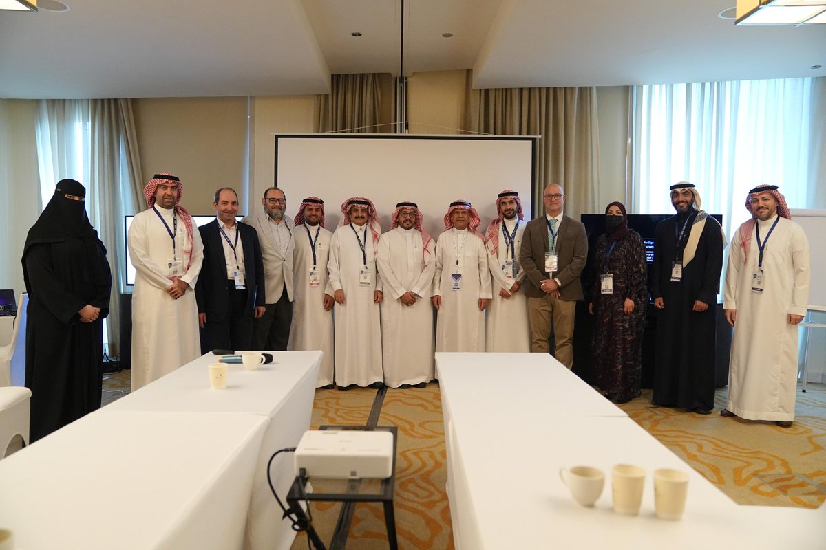 ضمن مؤتمر مستشفى الملك خالد التخصصي للعيون ومركز الأبحاث 2025

عُقد الإجماع السعودي لمرضى الجلوكوما مفتوح الزاوية بمشاركة نخبة من الأطباء  من مختلف مناطق المملكة  للقطاعين الحكومي والخاص.

وأسفر الاجتماع عن الانتهاء من توصيات وطنية مبنية على أفضل الممارسات العلمية، سيتم نشرها