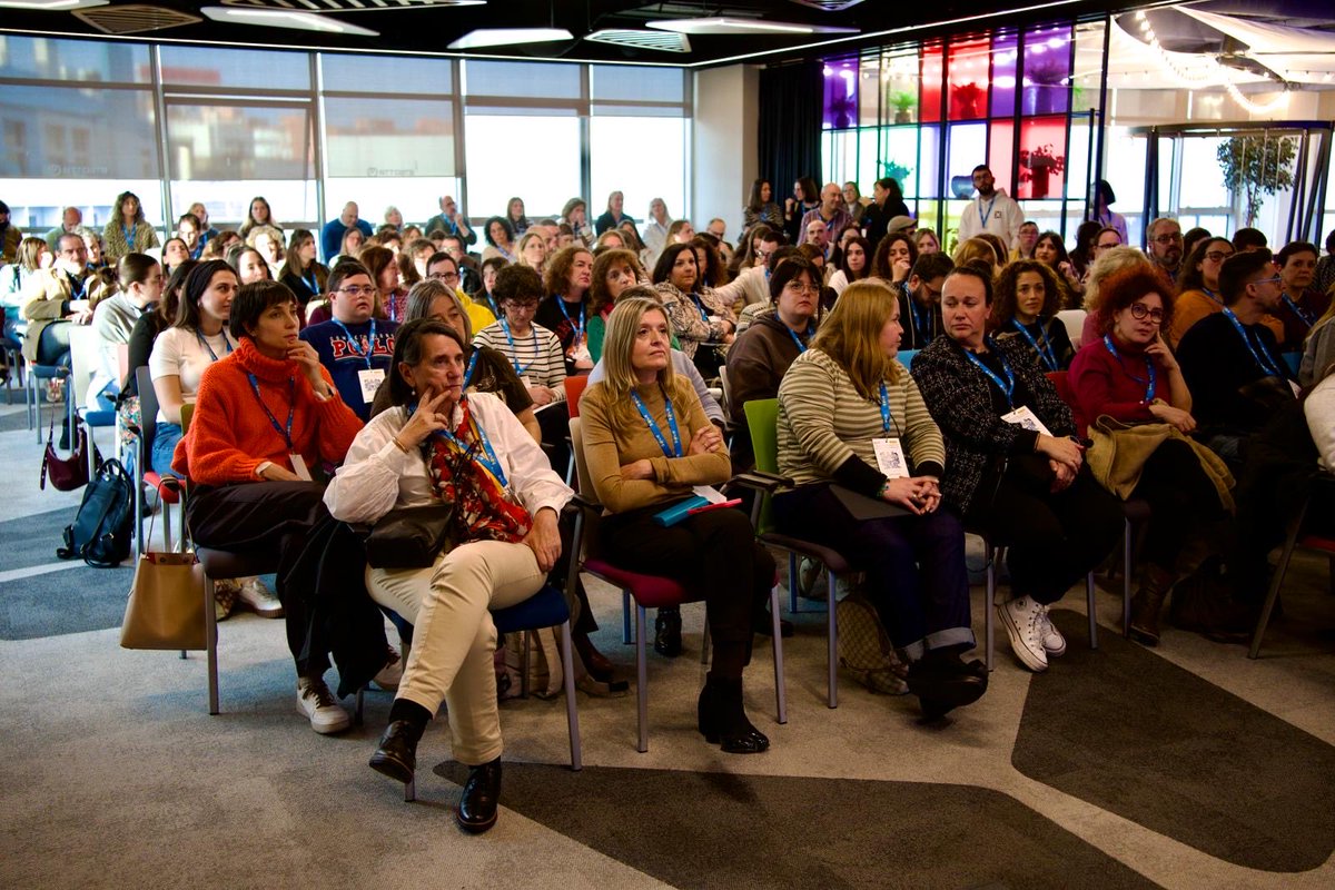 Hoy los profesionales y representantes de las entidades de DOWN ESPAÑA han participado en una jornada con sesiones sobre educación emocional, acompañamiento a familias, el uso responsable y ético de la inteligencia artificial y la importancia de la Comunicación, entre otras.