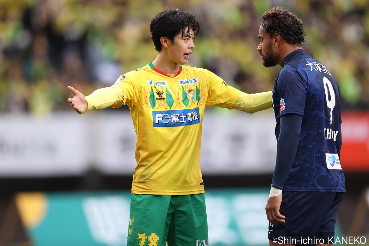SoccerKingJP's tweet photo. 🟡取材記事🟢
「覚悟を持って移籍して良かった」千葉の最終ラインを支えた“鉄人28号”河野貴志「もう、最高の一言です」
https://t.co/Z7yAo6dDn9

🗣️編集部より
「『1年目からこんな経験はなかなかできない』と語った河野。強力な徳島攻撃陣を完封し、J1昇格に貢献しました」 https://t.co/QNB3NMHy9A