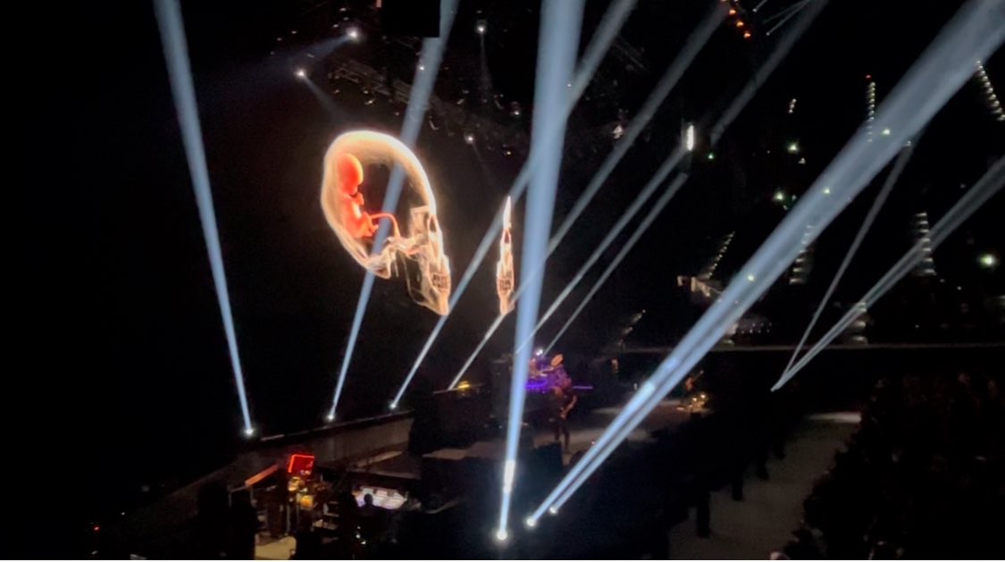 TOOL 神戸GLION ARENAにて。

散々ライブ後にみんなが呟いてる感想と同じく、やっぱり「神」でしかなかった。人生で1番の体験かも。
感動して泣いてしまった。
途中ドラムのダニーひとりだけのソロパートでも成立してしまうの強すぎる。

終わってからも恍惚として茫然となってる。