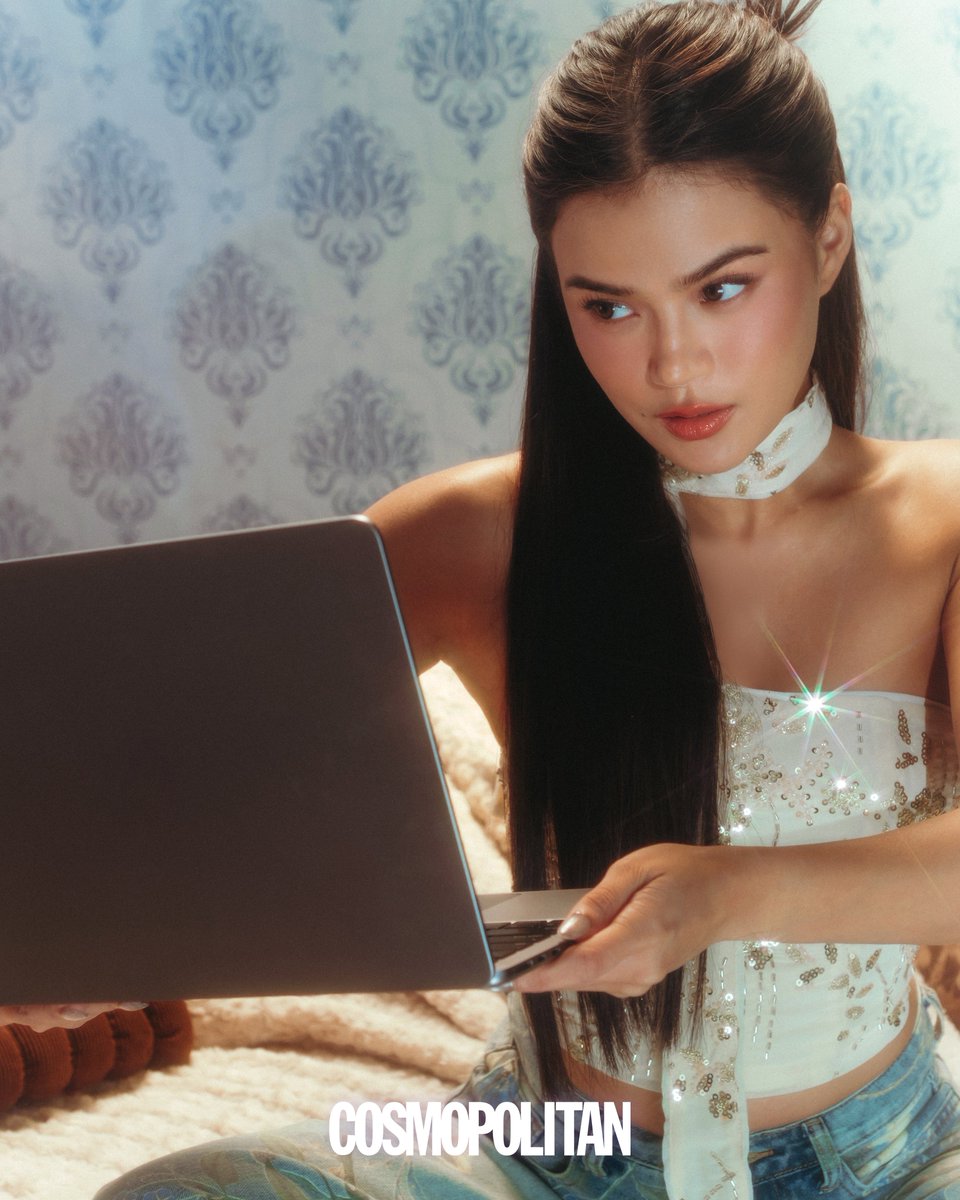 Happiness isn’t always in the spotlight—it’s in the little things. For #MarisRacal, that means mornings with family, playful moments with a sibling, and the fulfilling satisfaction of a day well done. ☀️

#MarisForCosmoPH #CosmoDecember2025Cover
(1/3)