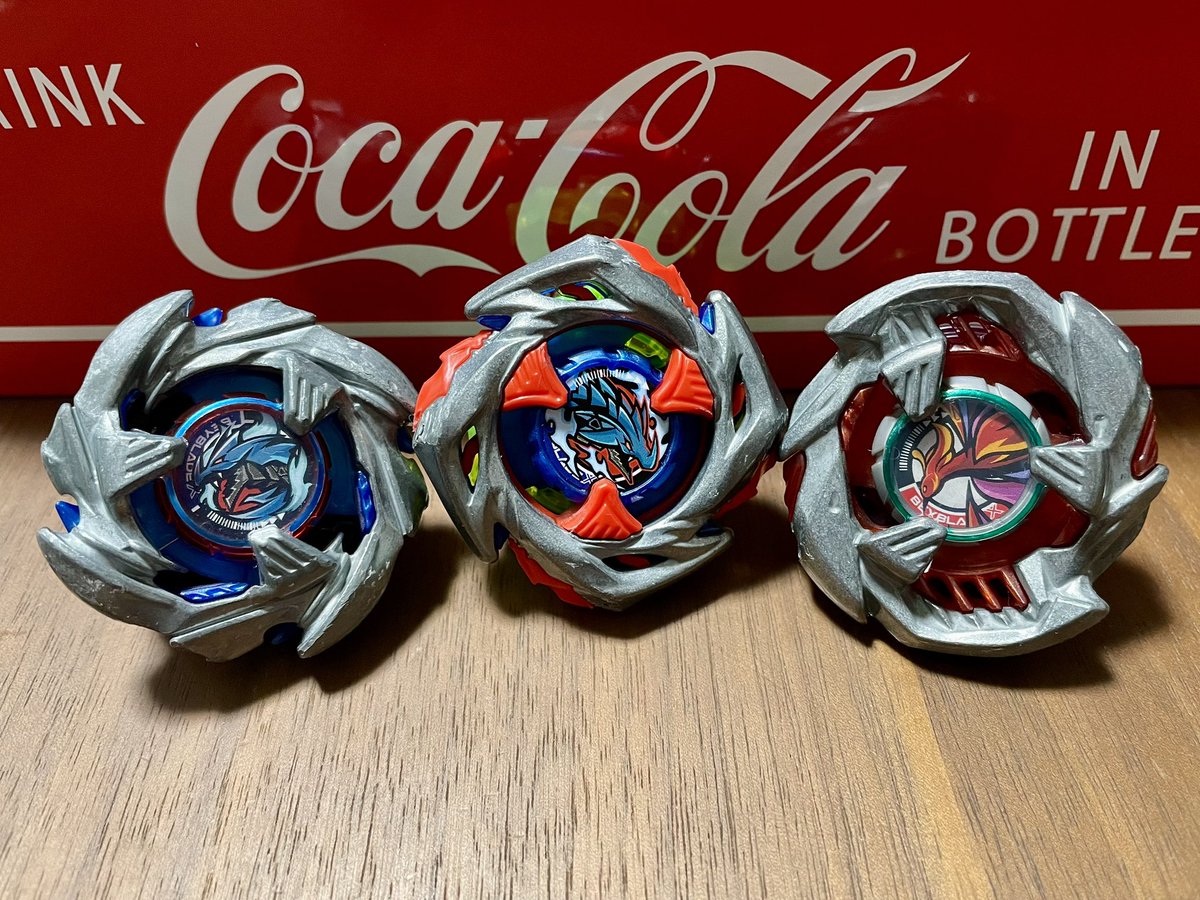 SEY_beyblade's tweet photo. 今日活躍してくれた3機！
コバドラLは60にラチェット変えてから結構調子戻った！
ガルーダは∞で安定に活躍！
インドレ！そう！結構好みだわ！難しいけど戦っててスカッとする！笑
#ベイブレードx
#インパクトドレイク
#コバルトドラグーン
#クリムゾンガルーダ https://t.co/ikErRnMphE
