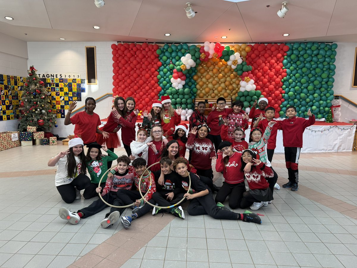 grace_maury's tweet photo. We made it through the marathon of the 12 Days of Christmas and put on a successful concert for all our friends and families. 🎶🎅🏻 Now how many more days until winter break? https://t.co/Srw3ULg5Ze