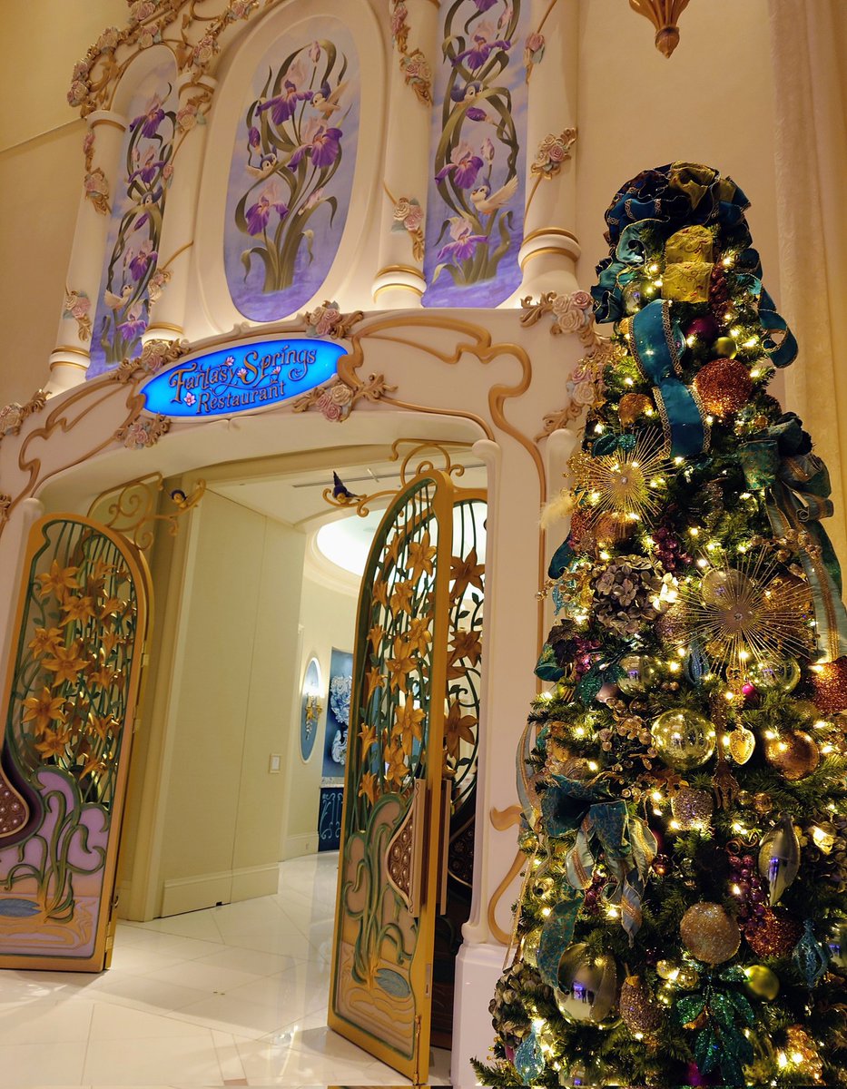 dianna828's tweet photo. クリスマスのFSレストランのお部屋でサーブされるパイ包み。
そして家族はハーヴェストムーン、私はグラスワイン。
モスカートペタロが飲みたかったけどボトルでの提供しかなくて断念。
翌朝ハピエンしないお泊りだったら飲んでたのになーと。
シーの開園時間は早すぎなのよ。 https://t.co/6OC1twwT7u
