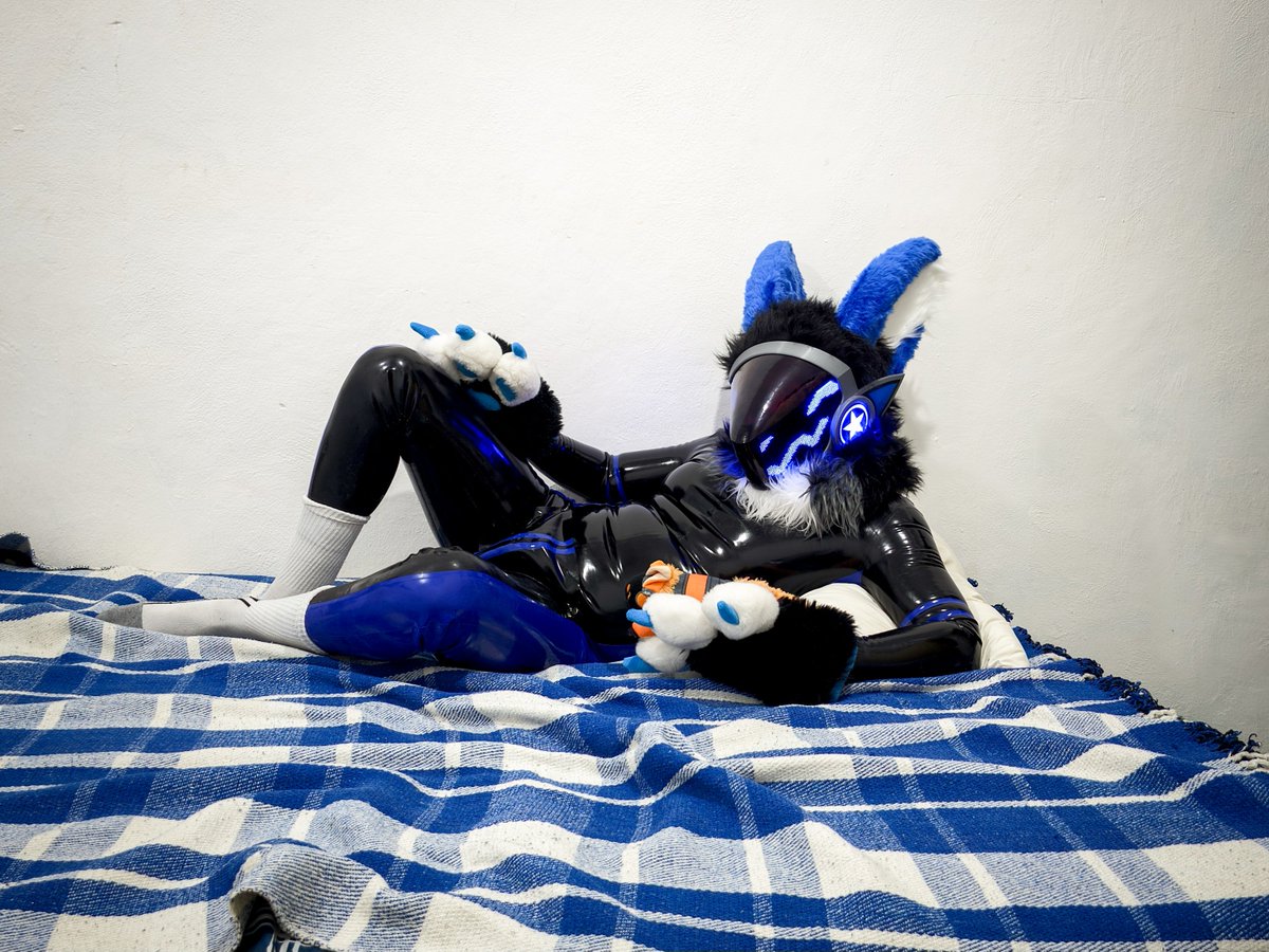 KovieWusky's tweet image. So~ who ordered a squeaky protogen?~ wanna join?~
•
#SqueakySaturday #Latexfur #Rubberfur #Shinysaturday