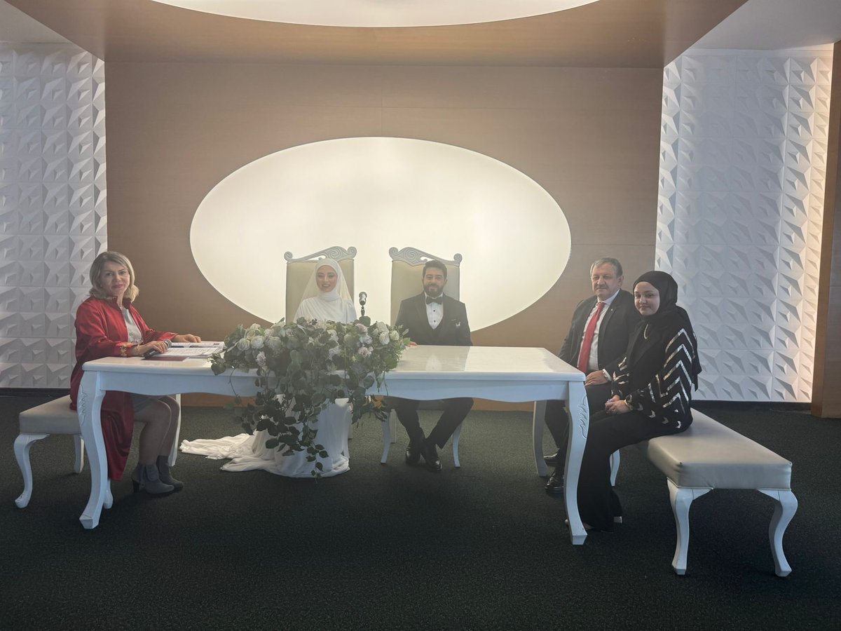 İzmir ili Milli Takım Antrenörlerimizden Alican Uzala’nın nikâh törenine; Koordinatörümüz ve İzmir İl Temsilcimiz İsam Akgül ile Tatami Sporları Merkez Hakem Kurulu Başkanı, Uluslararası Hakem Ahmet Tül ile birlikte katıldık. Genç çiftimizin nikâh şahitliğini yaptım. Bir ömür