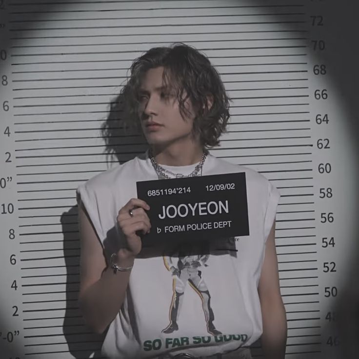 tkstrings's tweet image. ⸻  acabo   de   salir   de   prisión.  (?)