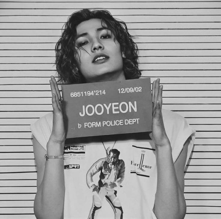 tkstrings's tweet image. ⸻  acabo   de   salir   de   prisión.  (?)