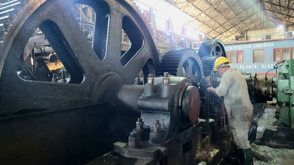 Azutecnia1's tweet photo. En la Empresa Agroindustrial Azucarera #Siboney se trabaja a todo ritmo en las reparaciones finales. El objetivo es claro: iniciar la molienda de caña entre los primeros del país y tener una contienda azucarera exitosa.
#GenteQueSuma
#UnidosPorCuba
#Azucareros https://t.co/fzGRE69w1d