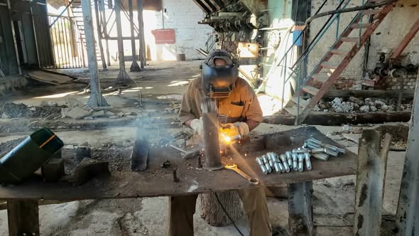 Azutecnia1's tweet photo. En la Empresa Agroindustrial Azucarera #Siboney se trabaja a todo ritmo en las reparaciones finales. El objetivo es claro: iniciar la molienda de caña entre los primeros del país y tener una contienda azucarera exitosa.
#GenteQueSuma
#UnidosPorCuba
#Azucareros https://t.co/fzGRE69w1d