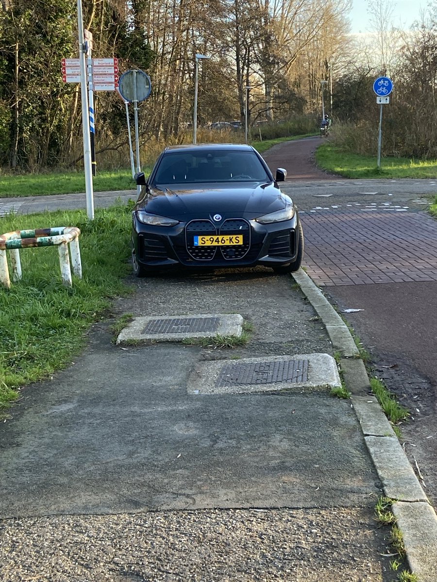 henktiesma's tweet photo. Moet kunnen toch, parkeren op de stoep van het @Golfbaan in ⁦@Capelle_IJssel⁩ https://t.co/Pgvt3kudCw
