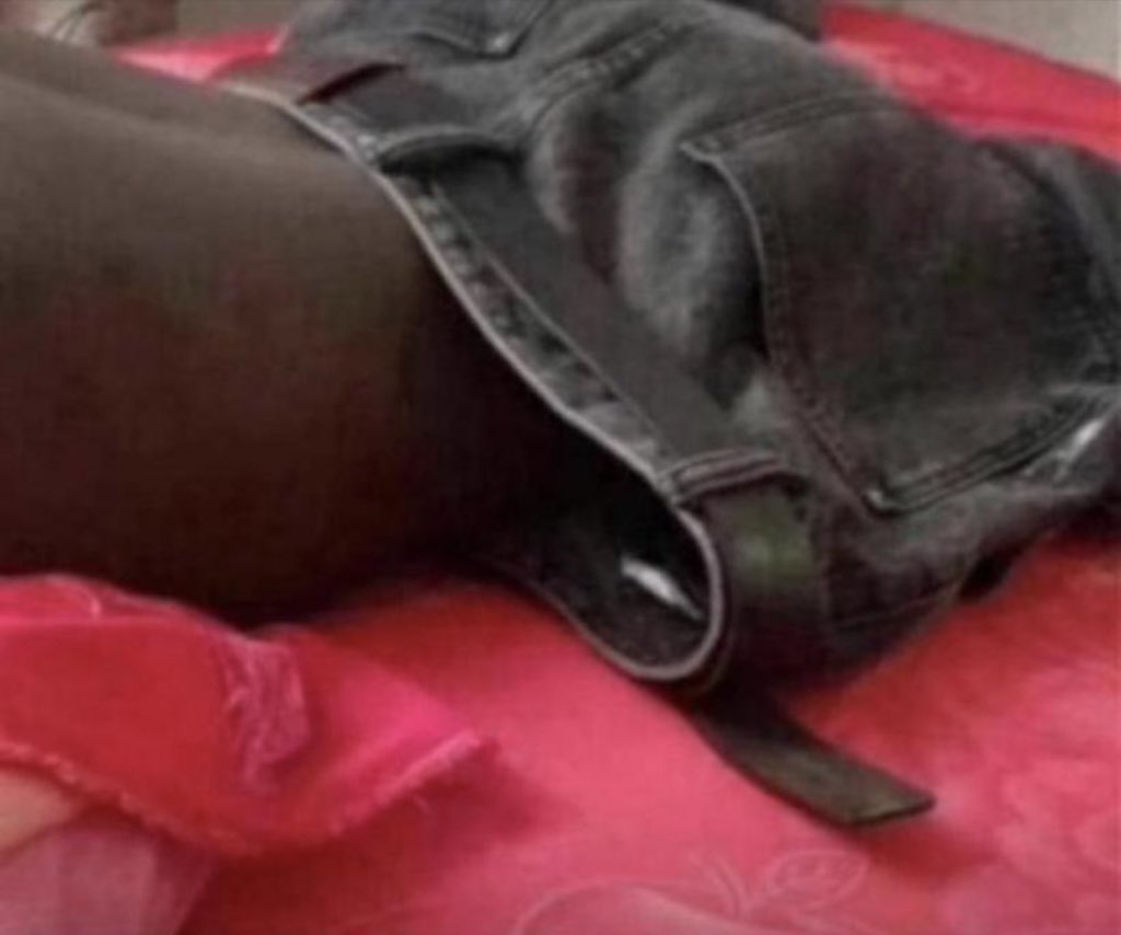 HUMUORn's tweet image. Me at my sugar mummy’s house trying on her late husband’s jeans