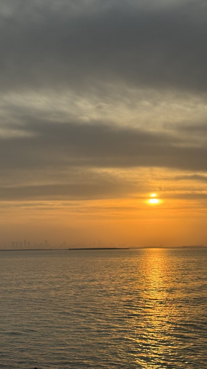 …

الهدوء ليس انسحابًا من الحياة،
بل اختيارٌ واعٍ لمساحة تُصان فيها الطمأنينة،
 وتزدهر فيها الأرواح التي لا تُجيد العيش وسط الفوضى . . .