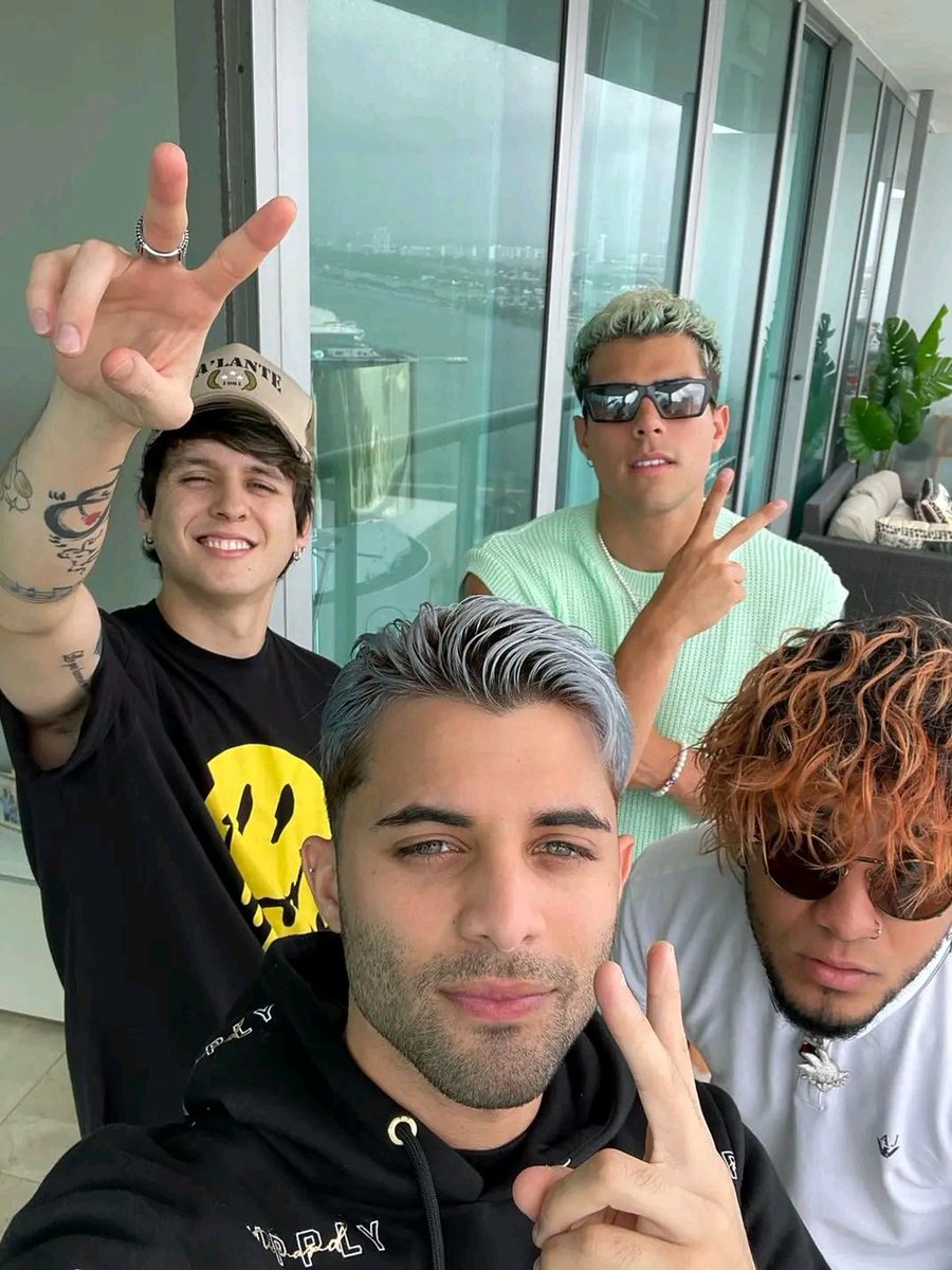 emiliaestrada__'s tweet image. Feliz 10 aniversario de CNCO ❤️‍🩹🥹