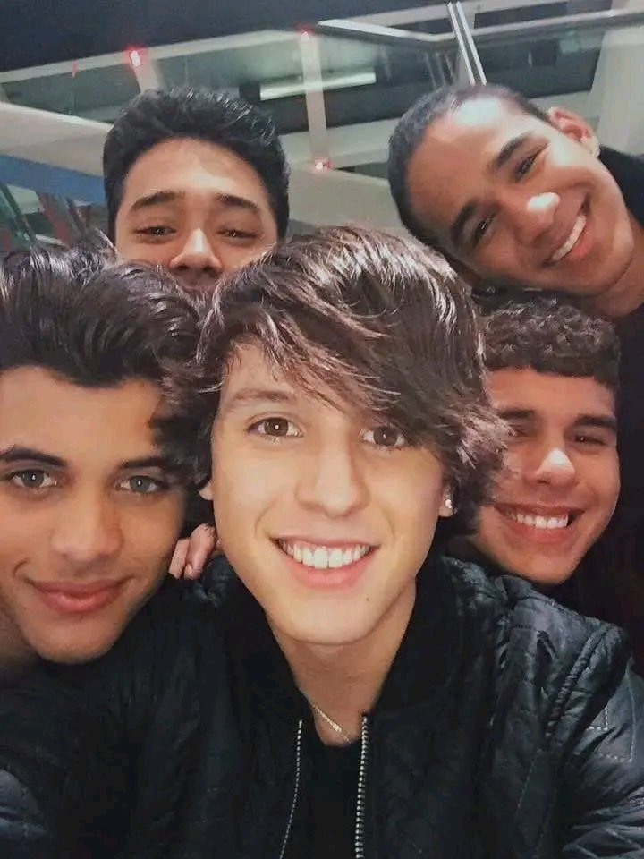 emiliaestrada__'s tweet image. Feliz 10 aniversario de CNCO ❤️‍🩹🥹