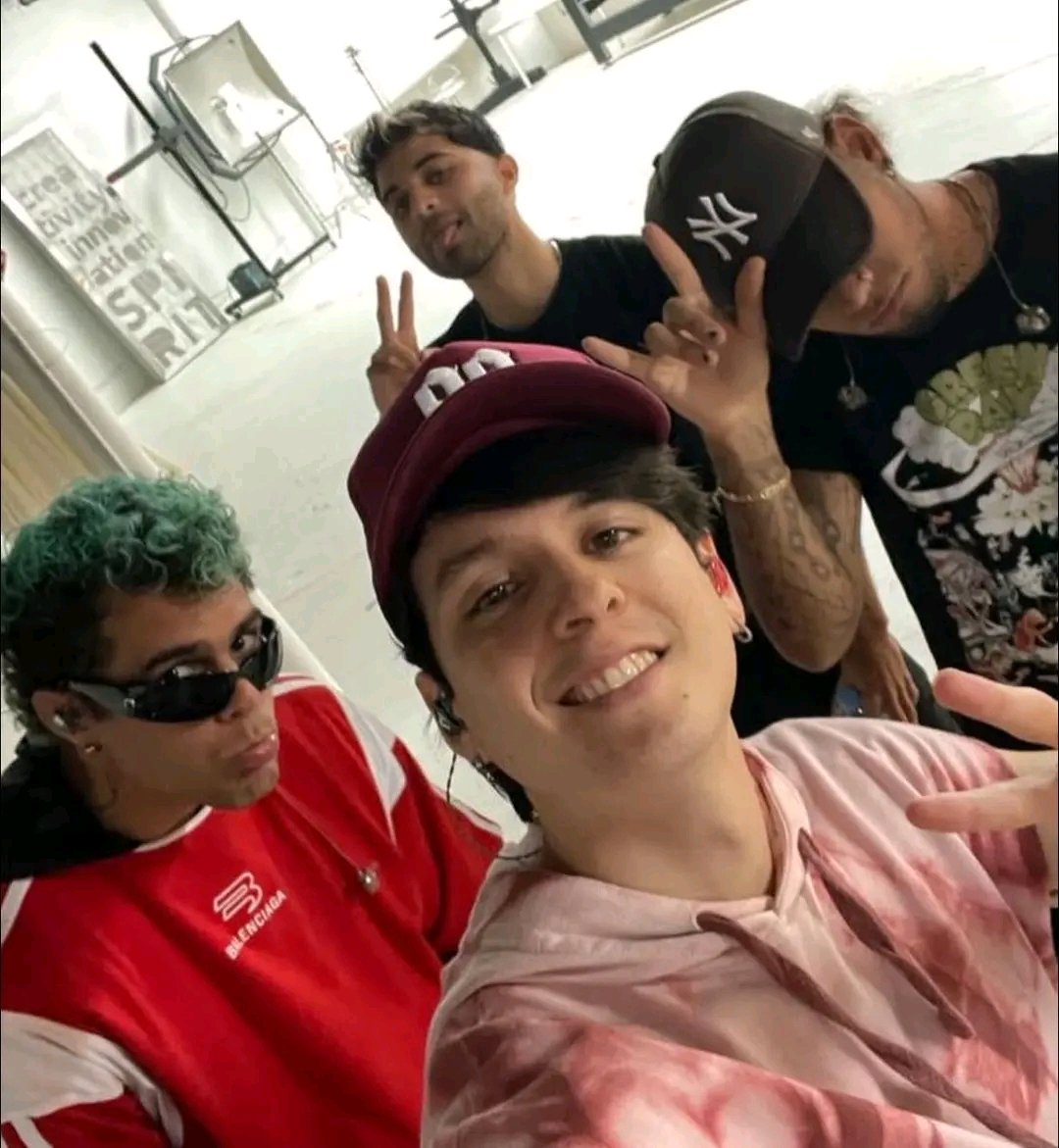 emiliaestrada__'s tweet image. Feliz 10 aniversario de CNCO ❤️‍🩹🥹