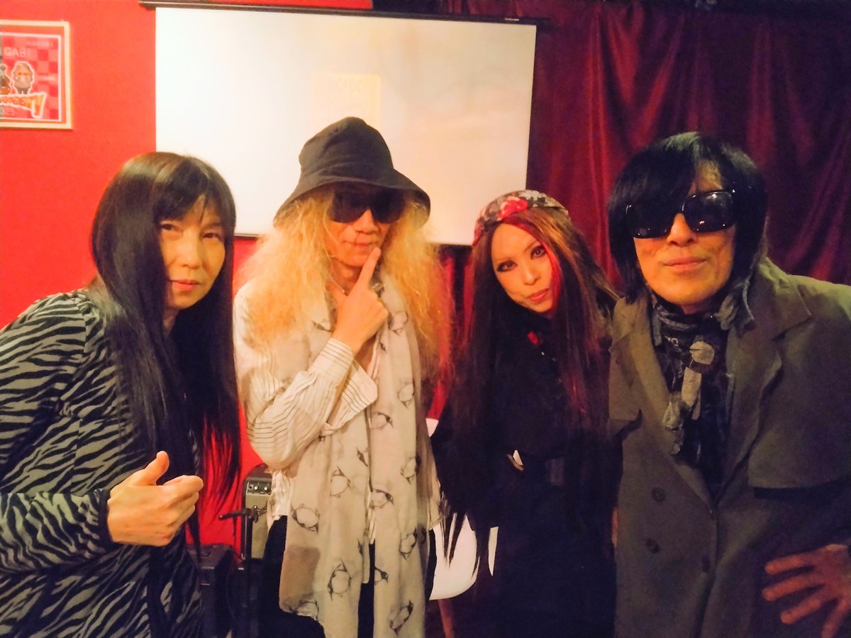 12月の出没情報です🌹写真は先日の西荻窪でハロルド大先生に私は風をお願いした時のモノです🌹🌹🌹素晴らしいギターでした‼️大先生と美女みどりさんのグリニッジでドラム募集中ですよ🙌🎶渋谷ガビガビは１２月３日🌹11日🌹22日🌹２７日🎉西荻窪５日です🌹🌹Ｐｍ８時～チャージ無料ドリンク代のみです🌹