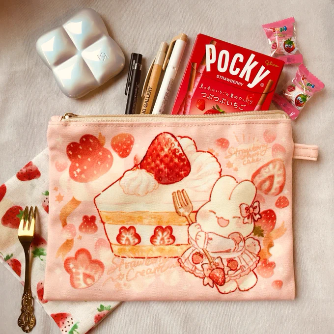 strawberry cream series~zipper pouch! Finally have the time to take some photos!!! GO for US residence is available as well! (check reply!) as for international folks, we'll have the shop ready after holiday rush; see you in 2026 January!