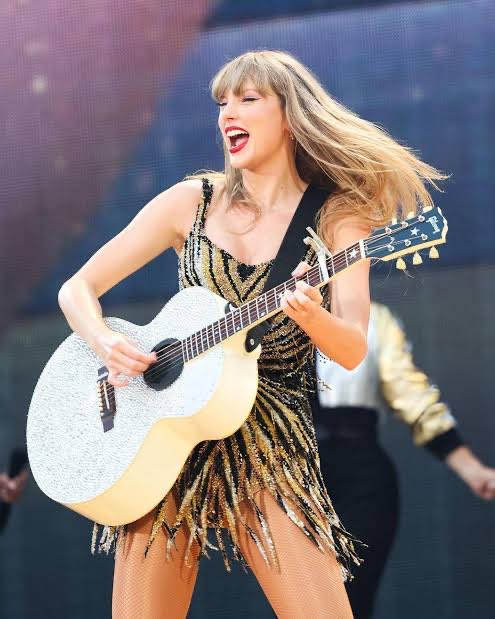 ataleoffolklore's tweet photo. HAPPY BIRTHDAY TAYLOR! It’s been such an honor to be part of your OG fan group! I have loved growing up with your music and hope every second of today is perfect! @taylorswift13 @taylornation13 https://t.co/or5AeQUmaw