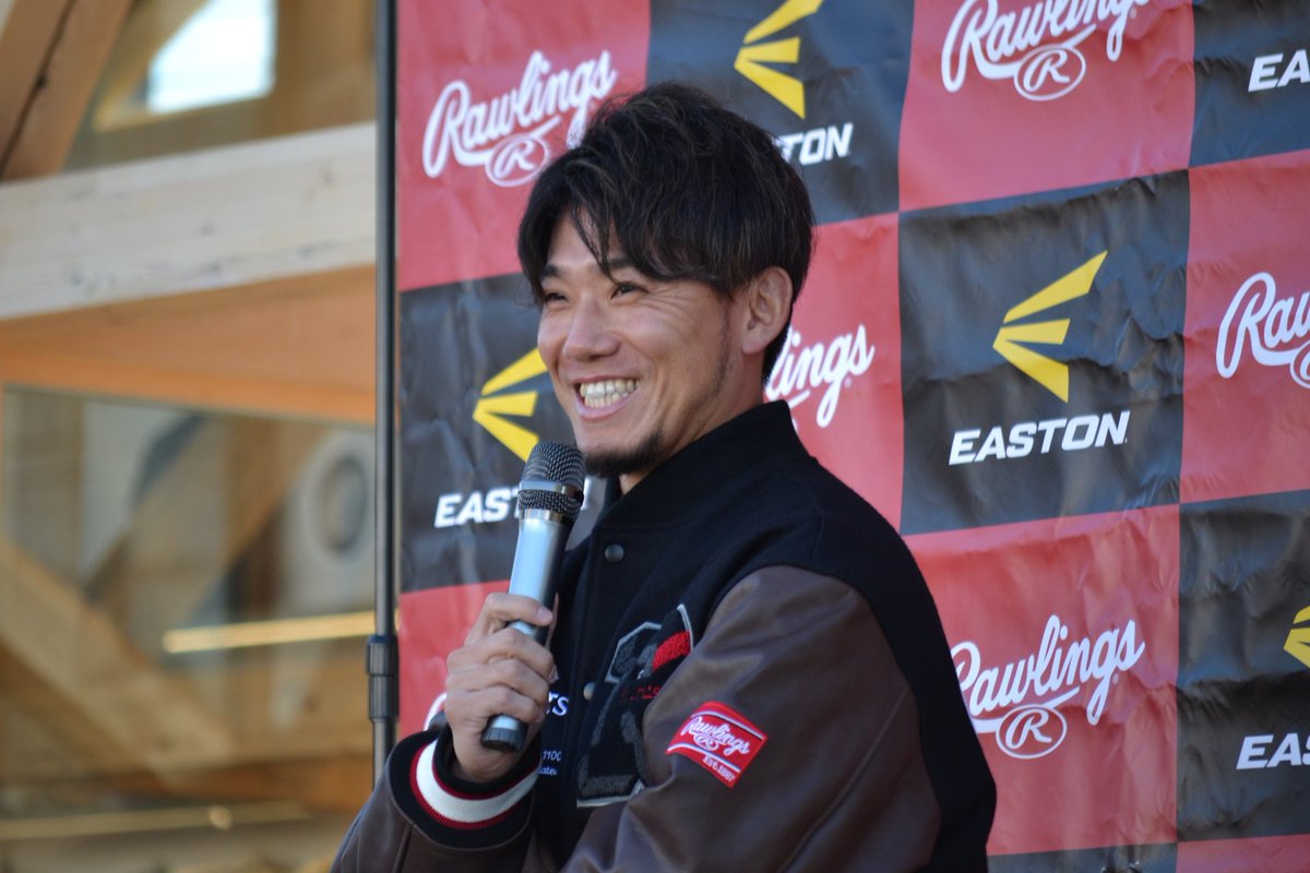sadamasashirito's tweet photo. 三木市���で遠いと思ったけど行った甲斐がありました！！
笑顔いっぱいの楽しいトークショーで質問にも丁寧に答えてくれてました😊
ほんで今日のビジュ良すぎ🥰
めちゃくちゃかっこよかったです❣️
そして私は寿命を捧げたおかげ？でまた抽選会当たりました🤣
#伊藤将司 
#GLOVESTUDIO https://t.co/rdyzocoRgL