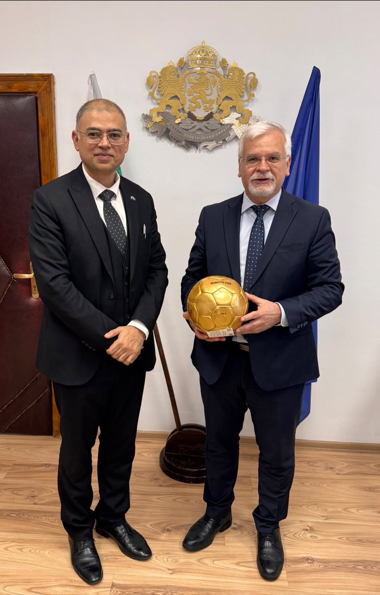 Ambasador Modasar Chaudhry called on Prof. Nikolay Vitanov, Deputy Minister of Education &amp; Science and discussed bilateral cooperation and welfare of Pakistani students. Ambassador presented football made in Pakistan by Bulgarian football hero Hristo Stoichkov.