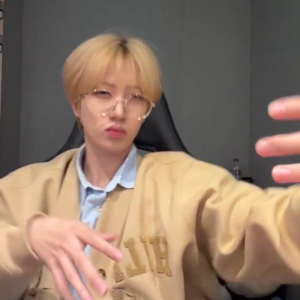 ham22ii's tweet photo. 기도빨리고 오르골도따라하고 왈츠도추고 함냥이도빌리고 무반주 노래도 불러주고 바쁘다바빠 https://t.co/ZwZGkEM5WL