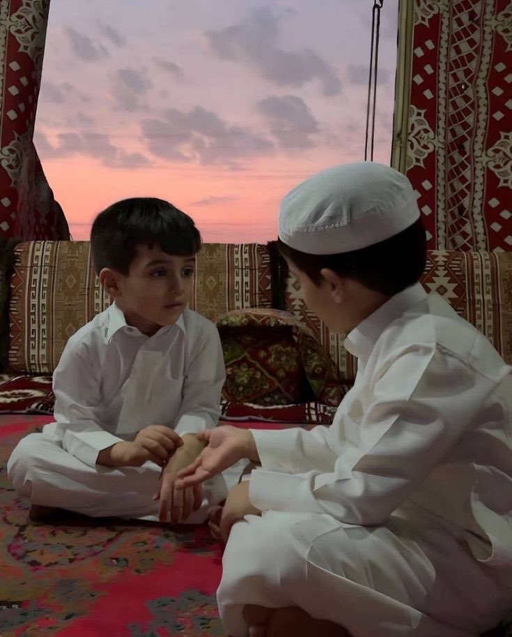 "وَتَضِيقُ  أنفاسُ المَدَى و تضيقُ 
ويجيءُ فِي ثَوبِ الخَلاصِ رفيقُ 
مَا  أجملَ  الدُّنيا  بِمَن  نَسلُو   بهِ 
يَكفِيكَ  مِن نِعَمِ الحَياةِ  صديقُ"