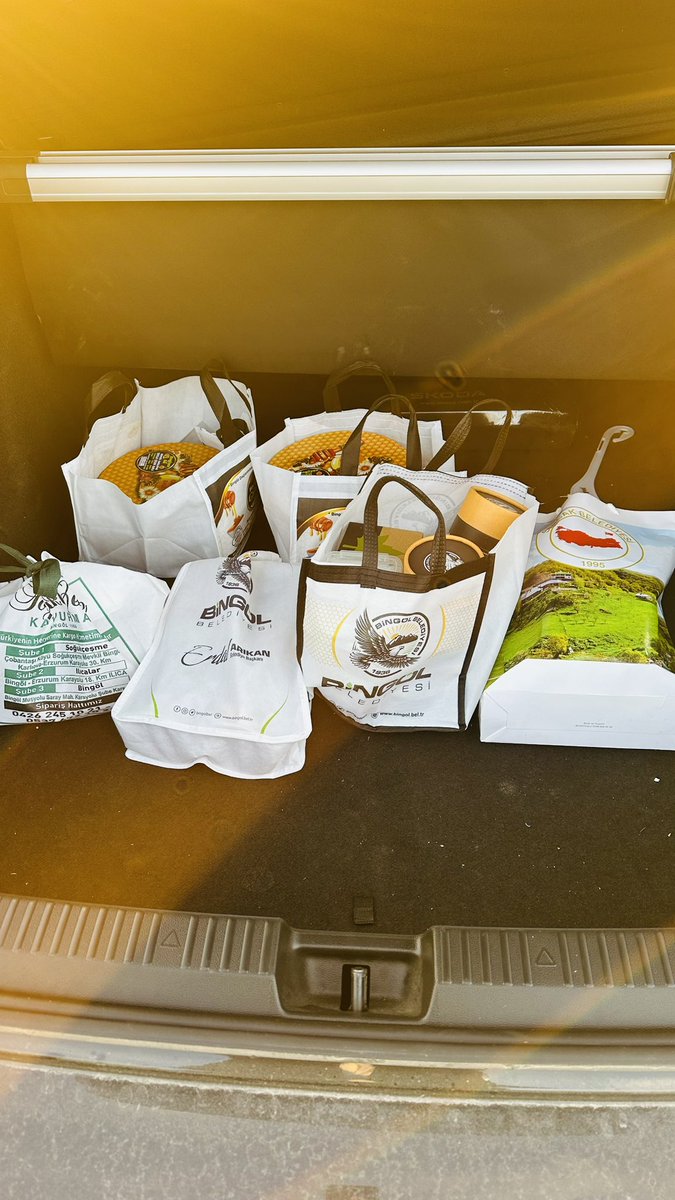 11/14 Aralık Atatürk hava limanı Milet bahçesinde Memleketim olan bingölün  yüresel damak tadı lezzetleri tanıtımında bingölden gelen belediye başkanlarımızı ve esnafımızı ziyaret ettim  hoş geldiniz