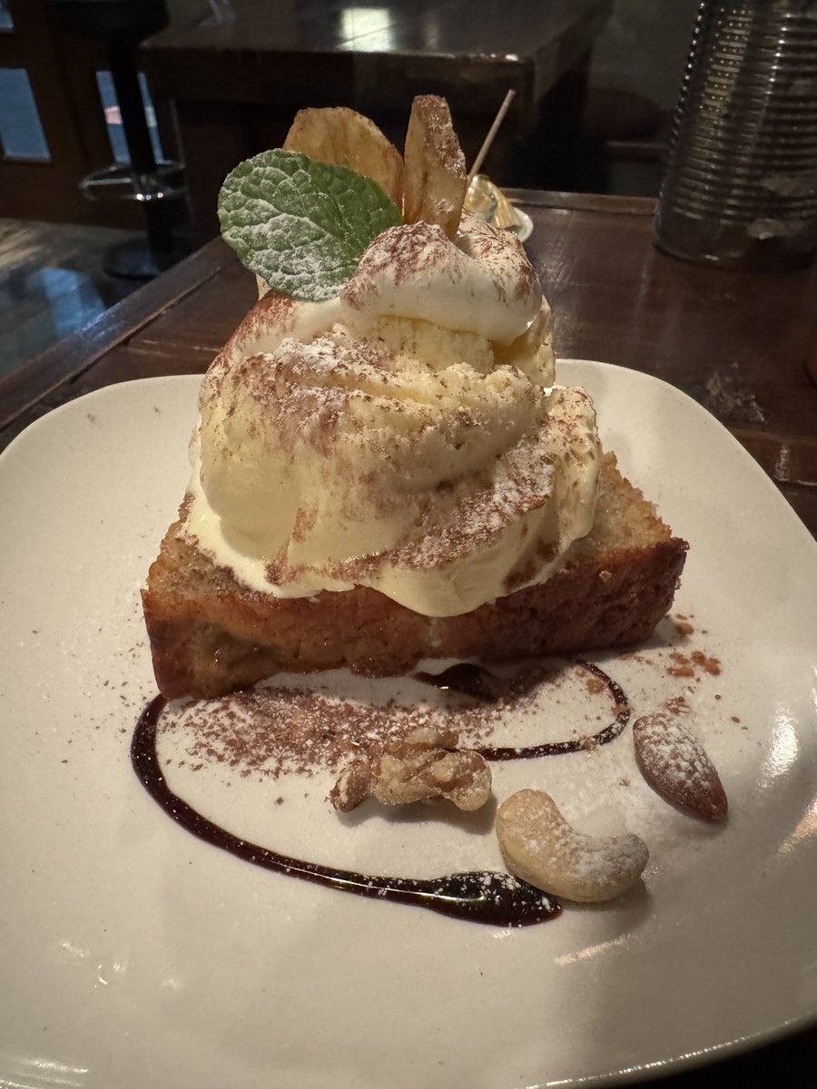 寒くて帰宅途中に寄り道。バナナケーキにアイスがのってます。