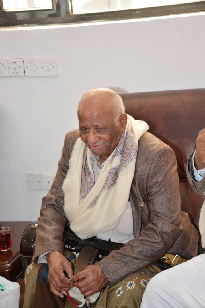 في ظل الظروف،هناك من أسدى إلي معروفًا لا يُنسى فكيف يمكنني أن أنسى؟
أولئك الذين عفو عني بعد أن تخلى عني الجميع لن تُمحى ذاكرتهم من قلبي.
أخلاقهم العالية وكرمهم لن تُنسى، وستبقى في ذاكرتي.
سأبقى متمسكًا بمعرفهم،  سنحفاظ على وِدّهم.
لن أُهمل أبدًا ما قدموه لي، وسأبقى ممتنًا لهم.