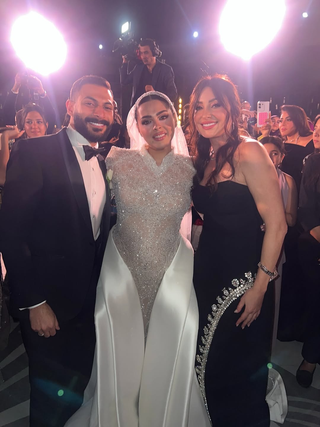 الفنانة نيرمين الفقي تنشر صور من إطلالتها في فرح ابنة الفنان #محمد_هنيدي 